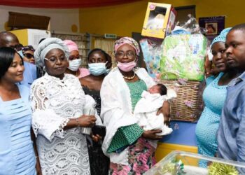 Oyo State Commissioner for Women Affairs and Social Inclusion, Mrs. Kafilat Olayiwola (middle), carrying the state’s First Baby of the Year, Saheed Adedokun at Adeoyo Maternity, Yemetu in Ibadan… yesterday