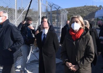 Ile-de-France region President and candidate for the Les Republicains (LR) right-wing party for the 2022 French presidential election Valerie Pecresse (R), flanked by LR Member of Parliament Eric Ciotti (C) and LR member Michel Barnier (L), visits the camp for migrants in Zervos on Samos island, on January 15, 2022. (Photo by Alain JOCARD / AFP)