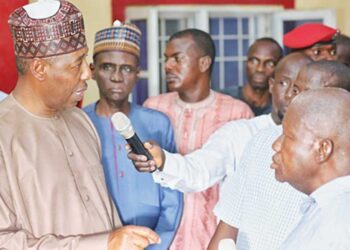 Borno State Governor, Babagana Zulum (left); Principal Medical Officer, Monguno General Hospital, Dr. Solomon Thiza (right) and others during the governor’s visit to the hospital on Saturday night.