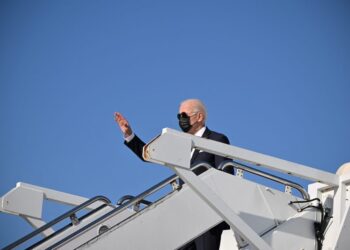 US President Joe Biden waves as he boards Air Force One before departing from New Castle Airport in New Castle, Delaware on May 29, 2022. – Biden is heading to Uvalde, Texas to pay his respects following a school shooting. (Photo by MANDEL NGAN / AFP)