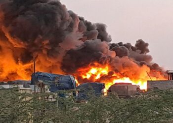 This picture taken on May 25, 2022 shows a view of a massive fire in Sudan’s Red Sea port of Suakin, about 60 kilometres south of Port Sudan. – A fire raged on May 25 at the commercial hub for many African countries, officials told AFP. Sudan’s Red Sea ports act as a hub for imports and exports from the country in addition to those from Chad, Ethiopia, and the Central African Republic, as well as oil from South Sudan. (Photo by Ibrahim ISHAQ / AFP)