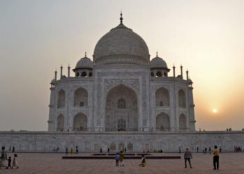 People visit the Taj Mahal in Agra on May 19, 2022. (Photo by Pawan SHARMA / AFP)