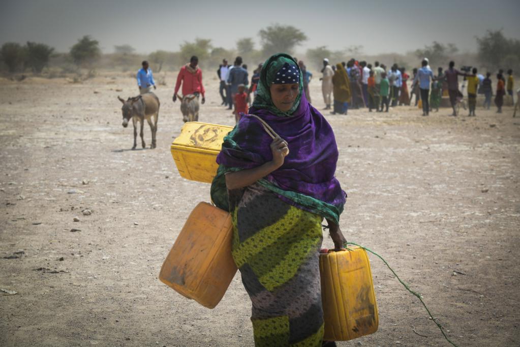 The file photo shows a woman carries jerrycans in Ethiopia’s Somali Regional State, Gode District, Ethiopia, Sept. 1, 2017. (Xinhua/Michael Tewelde)