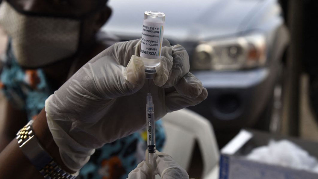 FILES] A health worker tries to load into a syringe a Vaxzevria Astrazeneca vaccine during the vaccination of Muslim faithfuls against coronavirus (COVID-19) at the Secretariat Community Central Mosque, Alausa, Ikeja in Lagos, on November 26, 2021. – Fearing a surge in cases over Christmas travel season and wary of the emergence of new variants, Nigeria is turning to religious leaders, churches and mosques to push a mass vaccination campaign. (Photo by PIUS UTOMI EKPEI / AFP)