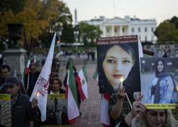 WASHINGTON, DC – OCTOBER 26: Washington DC-area Iranian-Americans and their supporters hold a vigil in support of protestors in Iran and to mark 40 days since the death in Iran of Masha Amini, in Lafayette Square near the White House October 26, 2022 in Washington, DC. Iranians around the world are marking 40 days since the death of Amini while in police custody for not wearing the hijab in accordance with government standards. Drew Angerer/Getty Images/AFP (Photo by Drew Angerer / GETTY IMAGES NORTH AMERICA / Getty Images via AFP)