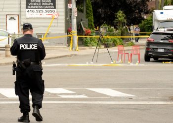 (FILES) In this file photo taken on July 23, 2018, Toronto Police investigate the scene of a shooting in Toronto, Ontario, Canada.Canadian authorities said on July 25, 2018, they have no evidence to substantiate a claim by the Islamic State group that the gunman who killed two in a Toronto rampage was an IS soldier. The group’s propaganda agency Amaq said the gunman, 29-year-old Faisal Hussain, was an IS “soldier” acting in response to its calls for attacks on nationals from countries fighting the group in Iraq and Syria./ AFP PHOTO / Usman Khan