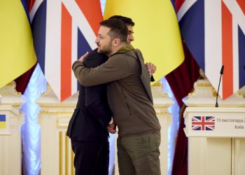 [FILE]This handout picture taken and released by the Ukrainian presidential press service on November 19, 2022, shows Ukrainian President Volodymyr Zelensky (R) and British Prime Minister Rishi Sunak (L) embracing each other after a joint press conference following their meeting in Kyiv, amid Russia’s invasion of Ukraine. – British Prime Minister Rishi Sunak vowed his country would stand by Kyiv’s side “until Ukraine has won” during a meeting with Ukrainian President Volodymyr Zelensky. (Photo by Handout / UKRAINIAN PRESIDENTIAL PRESS SERVICE / AFP) / RESTRICTED