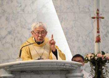 (FILES) This file photo taken on May 24, 2022 shows retired Cardinal Joseph Zen, one of Asia’s highest ranking Catholic clerics, attending mass at the Holy Cross Church in Hong Kong. – Cardinal Joseph Zen, who has criticised the Vatican’s dealings with China, received a private audience with Pope Francis on January 6, 2023, according to the Jesuit-run America Magazine. (Photo by Peter PARKS / AFP)