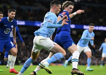 Manchester City’s English midfielder Phil Foden (C) vies with Chelsea’s English midfielder Conor Gallagher (centre right) during the English FA Cup third round football match between Manchester City and Chelsea at the Etihad Stadium in Manchester, north-west England, on January 8, 2023. (Photo by Oli SCARFF / AFP)