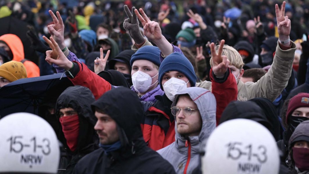 Clashes as Greta Thunberg joins anti-coal activists to save German village