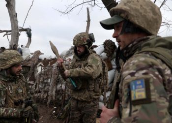 Ukrainian servicemen examine an RPG rocket as they stand in a trench on a frontline position in the Donetsk region on January 23, 2023, amid the Russian invasion of Ukraine. (Photo by Anatolii Stepanov / AFP)