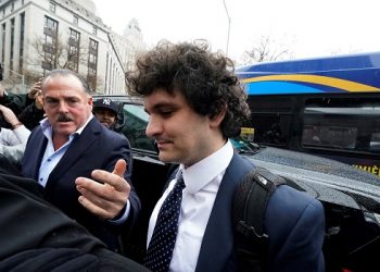 Former FTX chief executive Sam Bankman-Fried (C) arrives to enter a plea before US District Judge Lewis Kaplan in the Manhattan federal court, New York, January 3, 2023. – Bankman-Fried faces criminal fraud charges over the spectacular collapse of his crypto exchange. (Photo by Timothy A. CLARY / AFP)