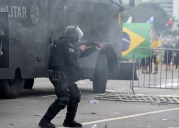 Security forces confront supporters of Brazilian former President Jair Bolsonaro invading Planalto Presidential Palace in Brasilia on January 8, 2023. (Photo by Ton MOLINA / AFP)