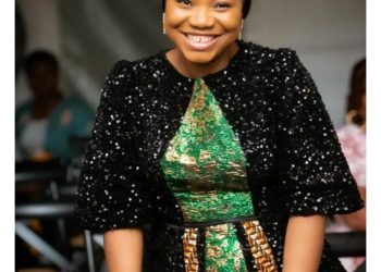 Fans reacts as gospel singer, Mercy Chinwo shares chat with husband, Pastor Blessed (Screenshot)