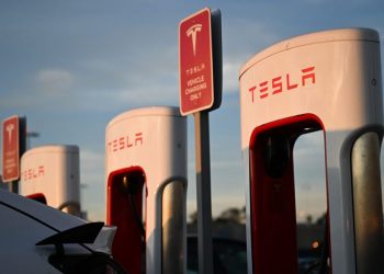 A Tesla, Inc. electric vehicle charges at supercharger location in Hawthorne, California, on August 9, 2022. – Elon Musk has sold nearly $7 billion worth of Tesla shares, according to legal filings published August 9, 2022, amid a high-stakes legal battle with Twitter over a $44 billion buyout deal. (Photo by Patrick T. FALLON / AFP)