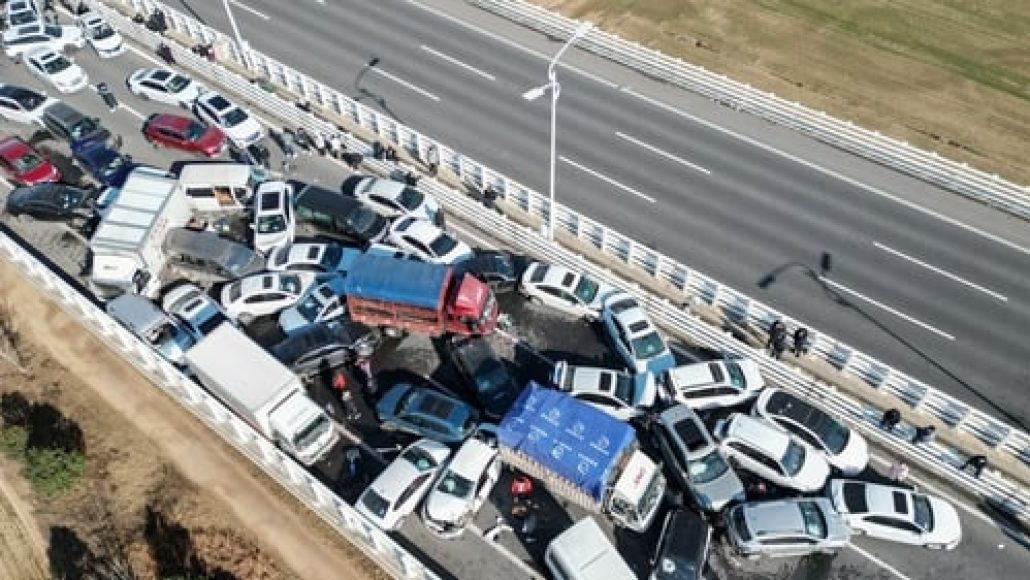 Sixteen killed in China highway pile-up