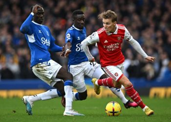 Arsenal’s Norwegian midfielder Martin Odegaard (R) challenges Everton’s Senegalese-born Belgian midfielder Amadou Onana (L) and Everton’s Senegalese midfielder Idrissa Gueye during the English Premier League football match between Everton and Arsenal at Goodison Park in Liverpool, north-west England, on February 4, 2023. (Photo by Paul ELLIS / AFP)