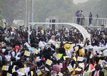 Pope Francis (C) waves as he arrives by popemobile for the holy mass at the John Garang Mausoleum in Juba, South Sudan, on February 5, 2023. – Pope Francis wraps up his pilgrimage to South Sudan with an open-air mass on February 5, 2023 after urging its leaders to focus on bringing peace to the fragile country torn apart by violence and poverty.The three-day trip is the first papal visit to the largely Christian country since it achieved independence from Sudan in 2011 and plunged into a civil war that killed nearly 400,000 people. (Photo by Tiziana FABI / AFP)