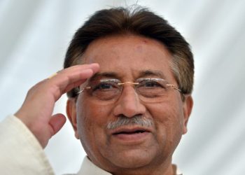 (FILES) In this file photo taken on April 15, 2013 Pakistan’s former president Pervez Musharraf salutes as he arrives to unveil his party manifesto for the forthcoming general election at his residence in Islamabad. – Pakistan’s former military ruler Pervez Musharraf has died in Dubai aged 79 after a long illness, the army said on February 5, 2023. (Photo by Aamir QURESHI / AFP) / XGTY – XGTY