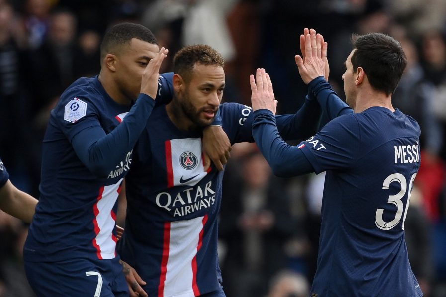 Messi snatches dramatic win for PSG after Neymar stretchered off