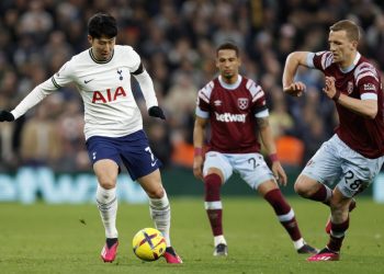 West Ham United’s Czech midfielder Tomas Soucek (R) vies with Tottenham Hotspur’s South Korean striker Son Heung-Min during the English Premier League football match between Tottenham Hotspur and West Ham United at Tottenham Hotspur Stadium in London, on February 19, 2023. (Photo by Ian Kington / AFP) /