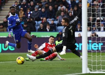 Arsenal’s Brazilian midfielder Gabriel Martinelli (C) scores his team’s first goal during the English Premier League football match between Leicester City and Arsenal at King Power Stadium in Leicester, central England on February 25, 2023. (Photo by DARREN STAPLES / AFP)