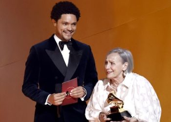 LOS ANGELES, CALIFORNIA – FEBRUARY 05: Host Trevor Noah (L) speaks onstage at the 65th GRAMMY Awards at Crypto.com Arena on February 05, 2023 in Los Angeles, California. Emma McIntyre/Getty Images for The Recording Academy/AFP (Photo by Emma McIntyre / GETTY IMAGES NORTH AMERICA / Getty Images via AFP)