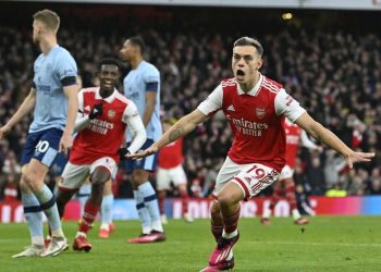 Arsenal’s Belgian midfielder Leandro Trossard celebrates scoring the opening goal during the English Premier League football match between Arsenal and Brentford at the Emirates Stadium in London on February 11, 2023. (Photo by JUSTIN TALLIS / AFP)