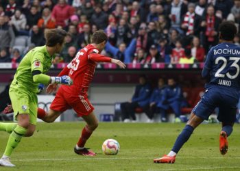 Bayern Munich’s German forward Thomas Mueller (C) scores his team’s first goal during the German first division Bundesliga football match between FC Bayern Munich and VfL Bochum 1848 in Munich, southern Germany on February 11, 2023. (Photo by MICHAELA REHLE / AFP)