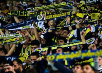 Fenerbahçe fans demand resignation of Turkish government