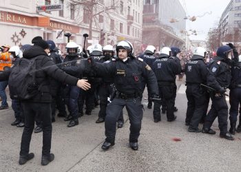 Police clashes with protesters during a demonstration against measures taken to curb the Covid-19 corona pandemic in Vienna, on December 4, 2021. (Photo by FLORIAN WIESER / APA / AFP) / Austria OUT