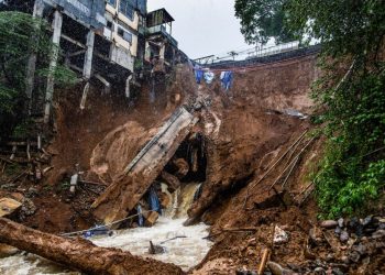 The foundation of a building on the edge of the ravine is seen following a landslide caused from heavy rains in the Caringin area, in Bogor on March 2, 2023. (Photo by ADITYA AJI / AFP)