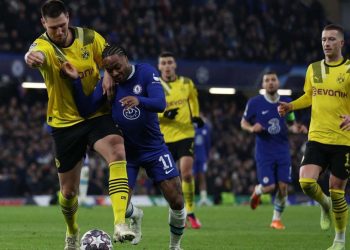 Chelsea’s English midfielder Raheem Sterling (2L) challenges Dortmund’s German defender Niklas Sule (L) during the UEFA Champions League round of 16 second-leg football match between Chelsea and Borrusia Dortmund at Stamford Bridge in London on March 7, 2023. (Photo by ADRIAN DENNIS / AFP)