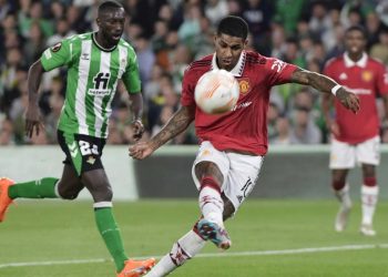 Manchester United’s English forward Marcus Rashford (R) kicks the ball next to Real Betis’ French-Senegalese defender Youssouf Sabaly during the UEFA Europa League last 16 second leg football match between Real Betis and Manchester United at the Benito Villamarin stadium in Seville on March 16, 2023. (Photo by CRISTINA QUICLER / AFP)