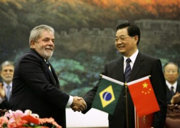 (FILES) In this file photo taken on May 19, 2009, Brazil’s president Luiz Inacio Lula da Silva (L) shakes hands with China’s President Hu Jintao during a signing ceremony at the Great Hall of the People in Beijing. – Brazil President Luiz Inacio Lula da Silva begins a state visit to China on March 26, 2023, with the aim of reinforcing commercial relations and poromoting a peace plan in Ukraine on the agenda. (Photo by JASON LEE / POOL / AFP)