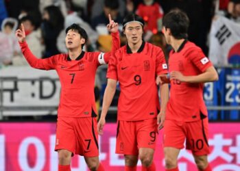 South Korea’s Son Heung-min (L) celebrates his goal during an international friendly football match between South Korea and Colombia in Ulsan on March 24, 2023. (Photo by JUNG YEON-JE / AFP)