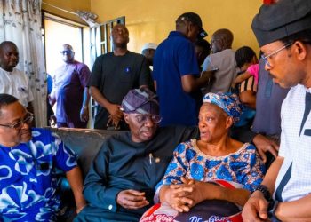 Lagos State governor Babajide Sanwo-Olu (2nd right) during a condolence visit to family of one of the victims of Lagos train accident… yesterday