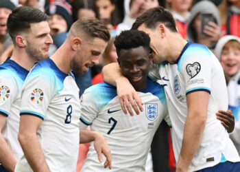 England’s midfielder Bukayo Saka (2R) celebrates scoring his team’s second goal during the UEFA Euro 2024 group C qualification football match between England and Ukraine at Wembley Stadium in London on March 26, 2023. (Photo by Glyn KIRK / AFP)