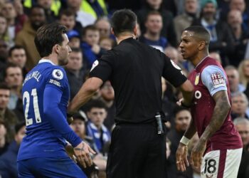 Referee Andy Madley separates Chelsea’s English defender Ben Chilwell (L) and Aston Villa’s English defender Ashley Young (R) during the English Premier League football match between Chelsea and Aston Villa at Stamford Bridge in London on April 1, 2023. (Photo by JUSTIN TALLIS / AFP)