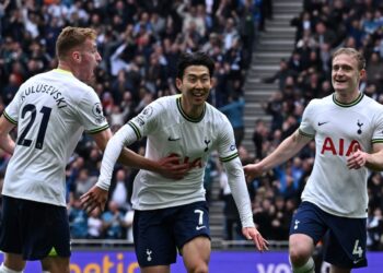 Tottenham Hotspur’s South Korean striker Son Heung-Min (C) celebrates with teammates after scoring the opening goal of the English Premier League football match between Tottenham Hotspur and Brighton and Hove Albion at Tottenham Hotspur Stadium in London, on April 8, 2023. (Photo by Ben Stansall / AFP)