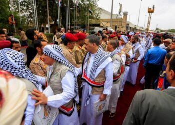 Yemeni Huthi rebel prisoners are welcome during a ceremony upon their arrival at Sanaa airport on April 15, 2023. – Scores of prisoners of war, including Saudis, were freed on April 15 as part of a cross-border exchange between a Saudi-led military coalition and Yemen’s Huthi rebels, the International Committee of the Red Cross said. (Photo by Mohammed HUWAIS / AFP)