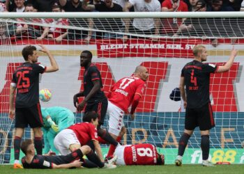 Mainz' French forward Ludovic Ajorque (C) scores the 1-1 goal during the German first division Bundesliga football match between Mainz 05 and FC Bayern Munich in Mainz on April 22, 2023. (Photo by Daniel ROLAND / AFP) / DFL REGULATIONS PROHIBIT ANY USE OF PHOTOGRAPHS AS IMAGE SEQUENCES AND/OR QUASI-VIDEO  - DFL REGULATIONS PROHIBIT ANY USE OF PHOTOGRAPHS AS IMAGE SEQUENCES AND/OR QUASI-VIDEO