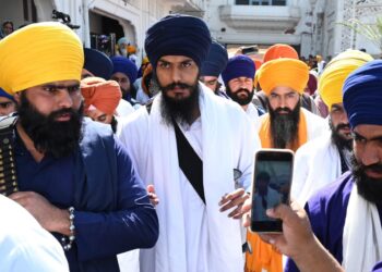 (FILES) In this file photo taken on March 3, 2023, ‘Waris Punjab De’ chief Amritpal Singh (C) visits the Golden Temple in Amritsar. – Firebrand fugitive Sikh separatist Amritpal Singh has been arrested after a massive manhunt that lasted more than a month, Indian police said on April 23. (Photo by Narinder NANU / AFP)