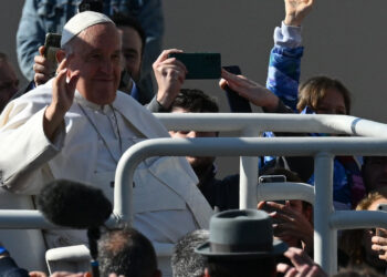 Pope Francis waves as he arrives to celebrate a holy mass at Kossuth Lajos’ Square during his visit in Budapest on April 30, 2023, the last day of his tree-day trip to Hungary. (Photo by Vincenzo PINTO / AFP)