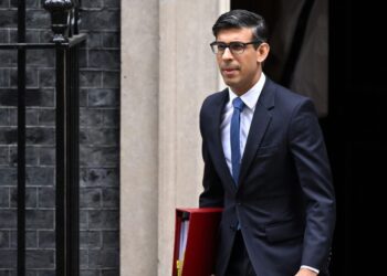 Britain’s Prime Minister Rishi Sunak leaves 10 Downing Street in central London on April 19, 2023, on his way to take part in the weekly session of Prime Minister’s Questions (PMQs) in the House of Commons. (Photo by JUSTIN TALLIS / AFP)