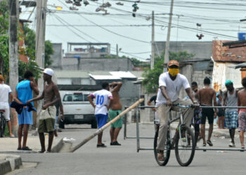 Gunmen kill six in Ecuador tourist town