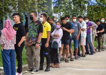 Voters wait in line to cast their ballot during advance voting at a polling station in a school in Narathiwat, southern Thailand, on May 7, 2023, a week ahead of the May 14 general election (Photo by Madaree TOHLALA / AFP)