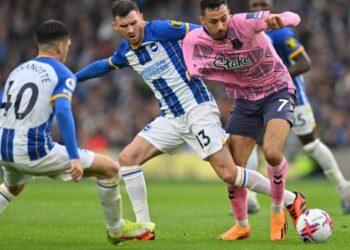 Everton’s England midfielder Dwight McNeil (R) vies with Brighton’s Argentinian midfielder Facundo Buonanotte (L) and Brighton’s German midfielder Pascal Gross (C) during the English Premier League football match between Brighton and Hove Albion and Everton at the American Express Community Stadium in Brighton, southern England on May 8, 2023. (Photo by Glyn KIRK / AFP)