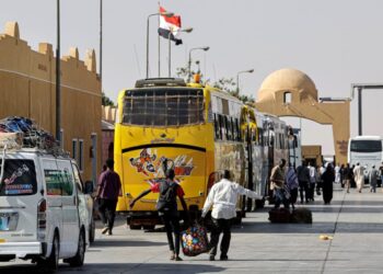 Passengers fleeing war-torn Sudan arrive at Qastal land port crossing between Egypt and Sudan on May 13, 2023. – Air strikes pummelled Khartoum, with representatives of Sudan’s warring factions meeting in Saudi Arabia for talks to prevent a “humanitarian catastrophe” as the fighting entered a fifth week. (Photo by Khaled DESOUKI / AFP)