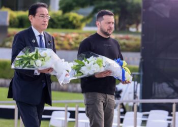 Japan’s Prime Minister Fumio Kishida (L) and Ukraine’s President Volodymyr Zelensky prepare to lay wreaths at the Cenotaph for the Victims of the Atomic Bomb at the Hiroshima Peace Memorial Park, following the G7 Summit Leaders’ Meeting in Hiroshima on May 21, 2023. (Photo by Handout / Ministry of Foreign Affairs of Japan / AFP) / —